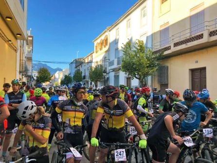 Concentración de ciclistas, en la salida, en una edición anterior