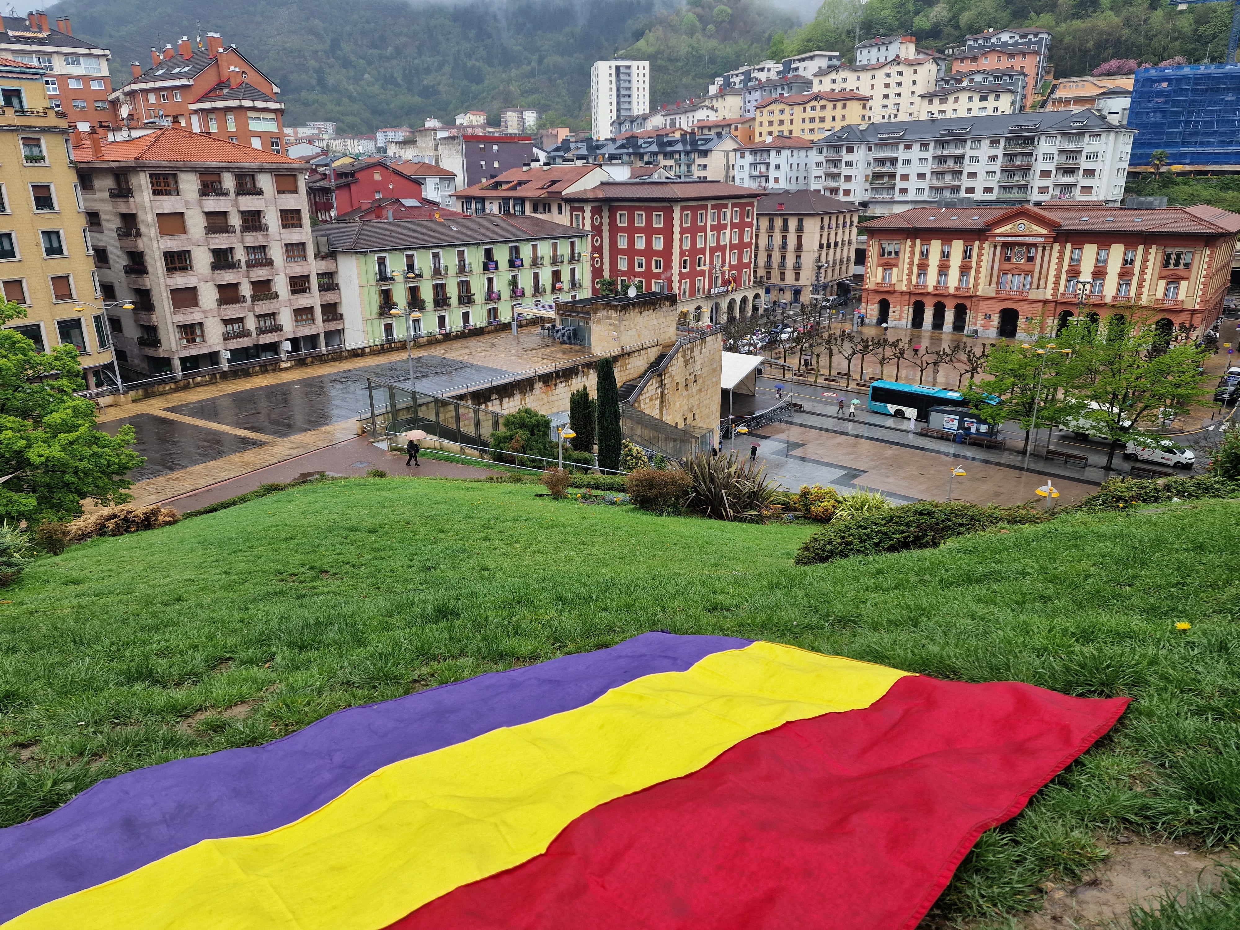 La bandera republicana frente al Ayuntamiento de Eibar