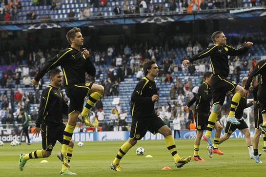 Los jugadores de Klopp calientan en el verde del estadio Santiago Bernabéu