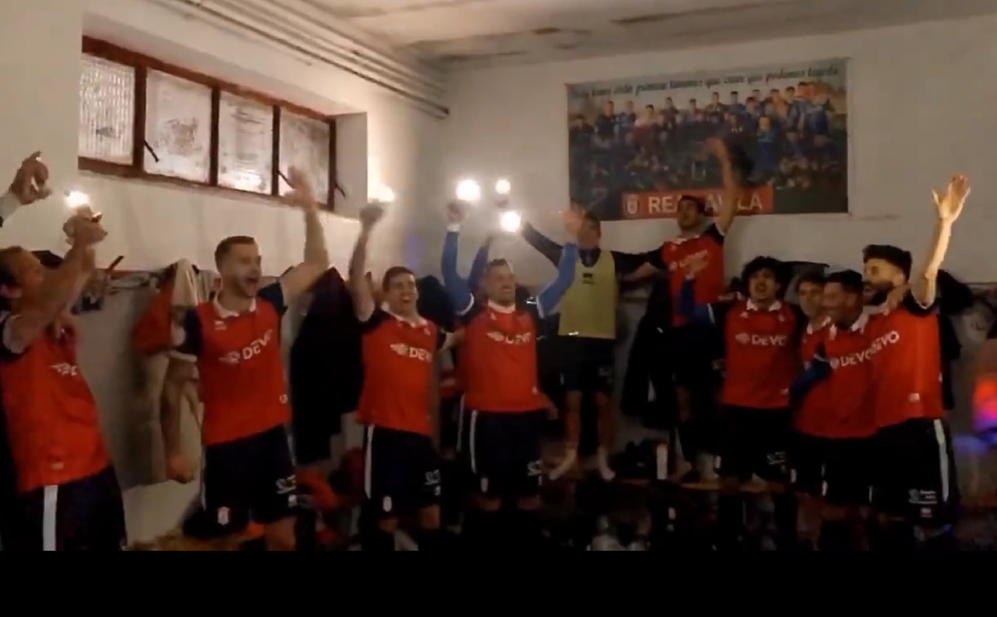 Los futbolistas celebran su última victoria en el vestuario