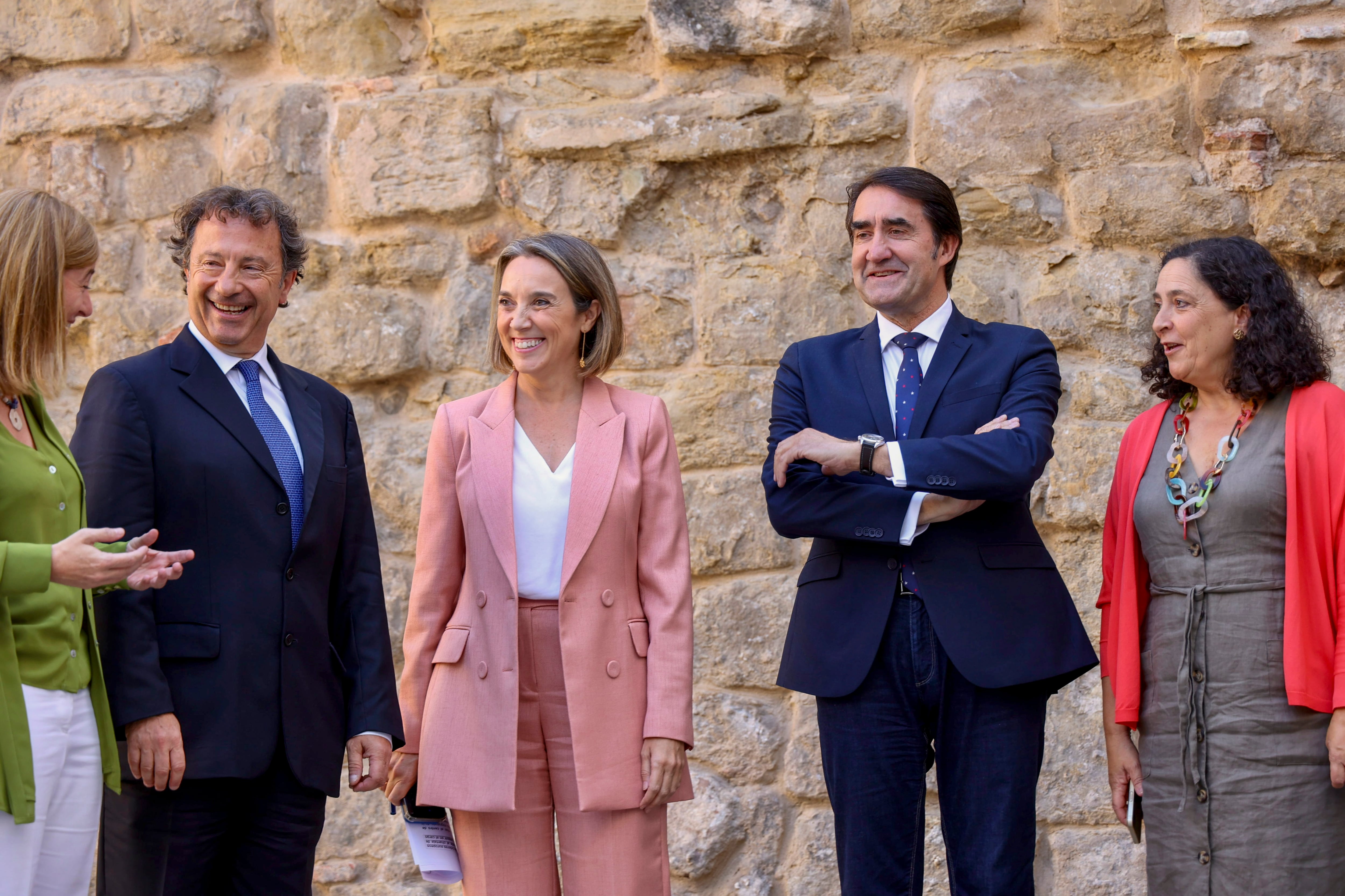 LOGROÑO 06/10/2023- La secretaria general del PP, Cuca Gamarra(3d), junto a los representantes de varias de las comunidades autónomas gobernadas por este partido, tras la reunión para abordar una postura común a las políticas de coexistencia del lobo con la actividad del mundo rural, este viernes en Logroño.-EFE/ Raquel Manzanares
