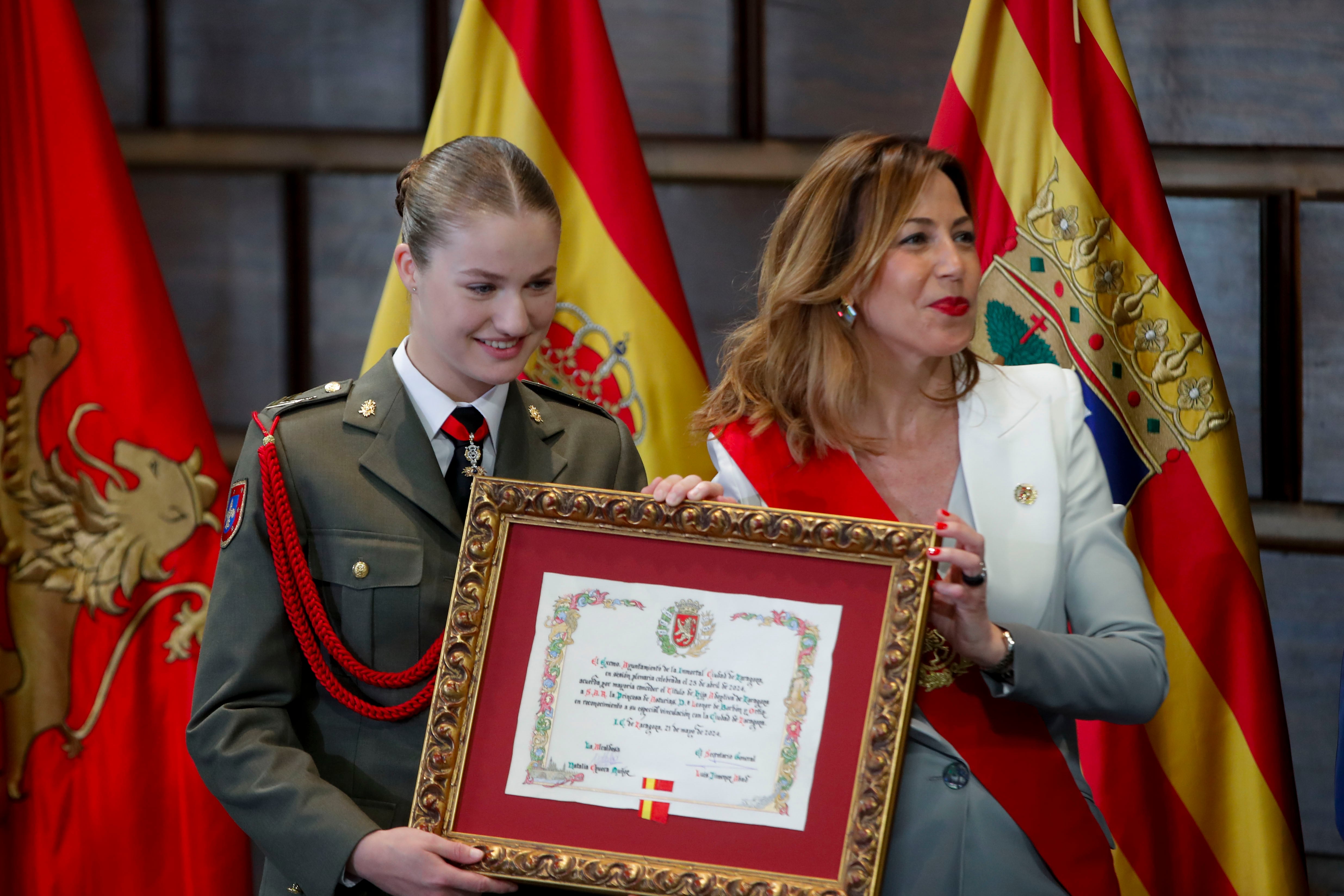 ZARAGOZA, 21/05/2024.- La princesa de Asturias, Leonor de Borbón, recibe el título de &quot;hija adoptiva de Zaragoza&quot; de manos de la alcaldesa de la ciudad, Natalia Chueca, en una ceremonia en el ayuntamiento de Zaragoza como parte del segundo de los homenajes que las principales instituciones aragonesas y de Zaragoza brindan este martes a la heredera al trono. EFE/ Javier Cebollada
