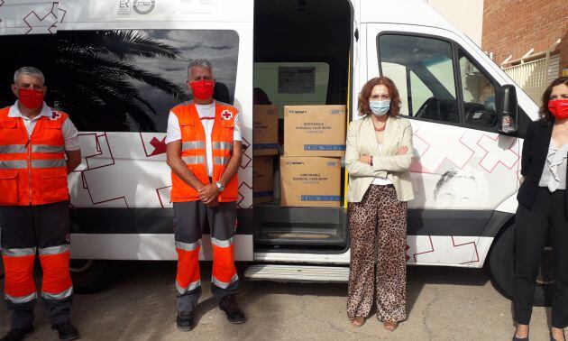 Entrega de mascarillas sanitarias a Cruz Roja Ciudad Real, este miércoles por parte de la Subdelegada del Gobierno, Mari Ángeles Herreros