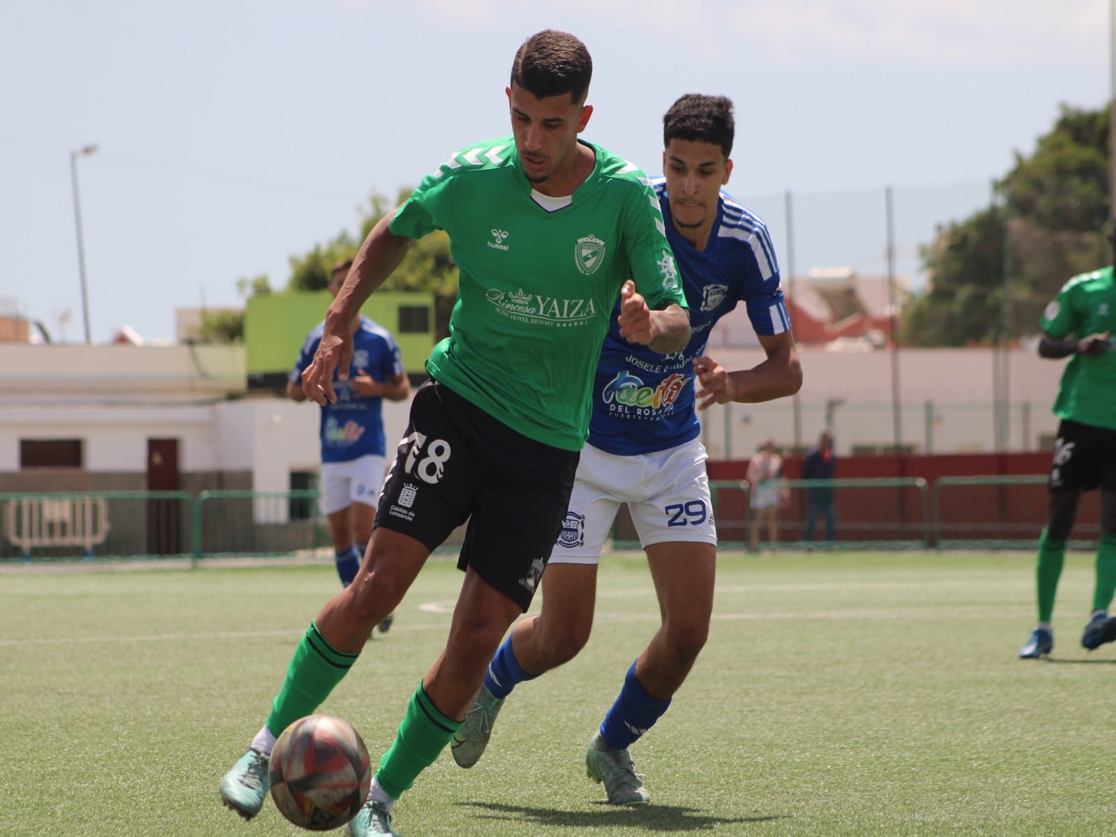 El Unión Sur Yaiza controlando el balón.