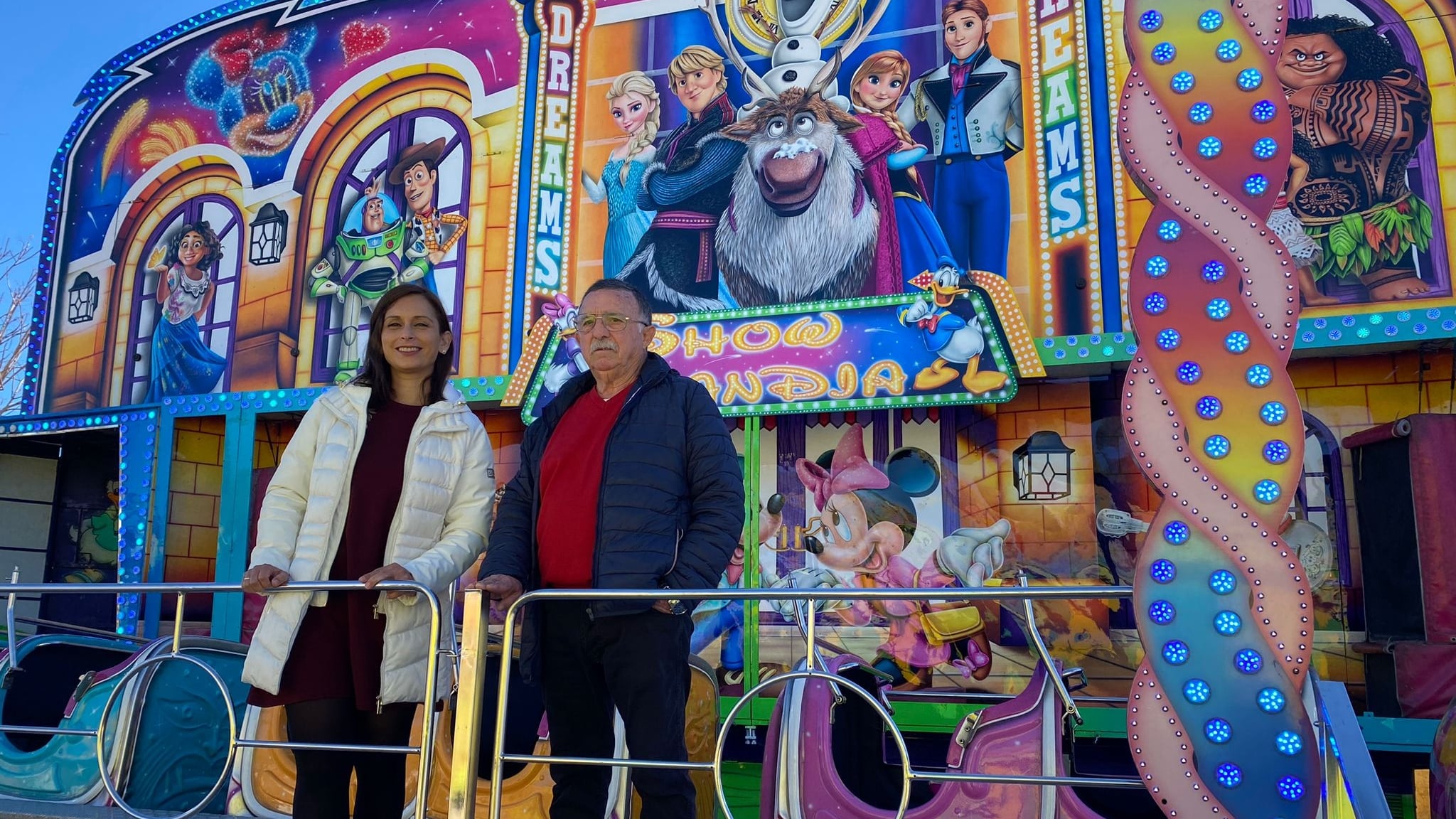 Silvia Ibáñez, concejala de Comercio y Mercados de Elda, junto a Rafael Lorenzo, presidente de la Asociación de Feriantes del Sureste