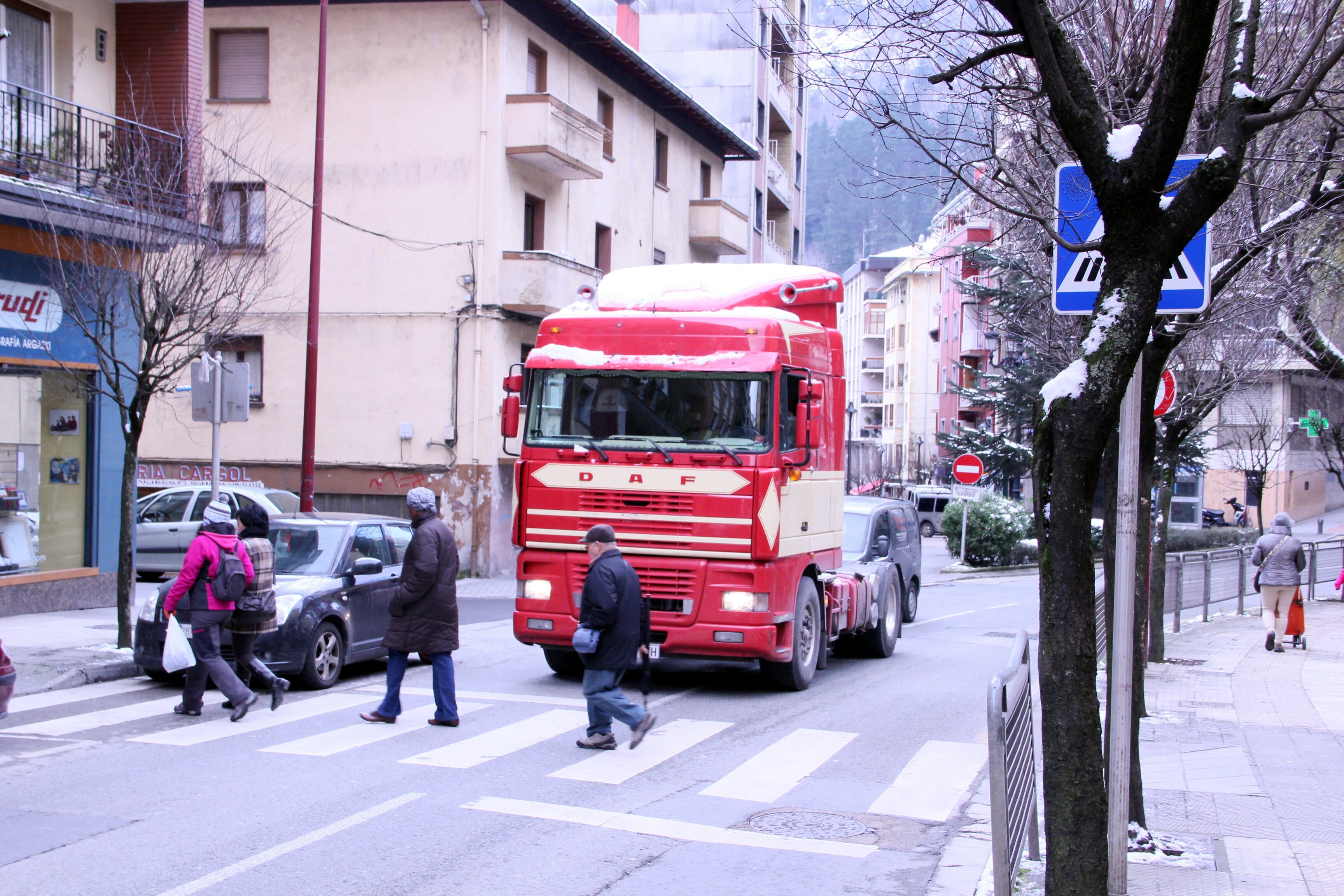El tráfico es un problema importante en varios puntos del casco urbano de Ermua