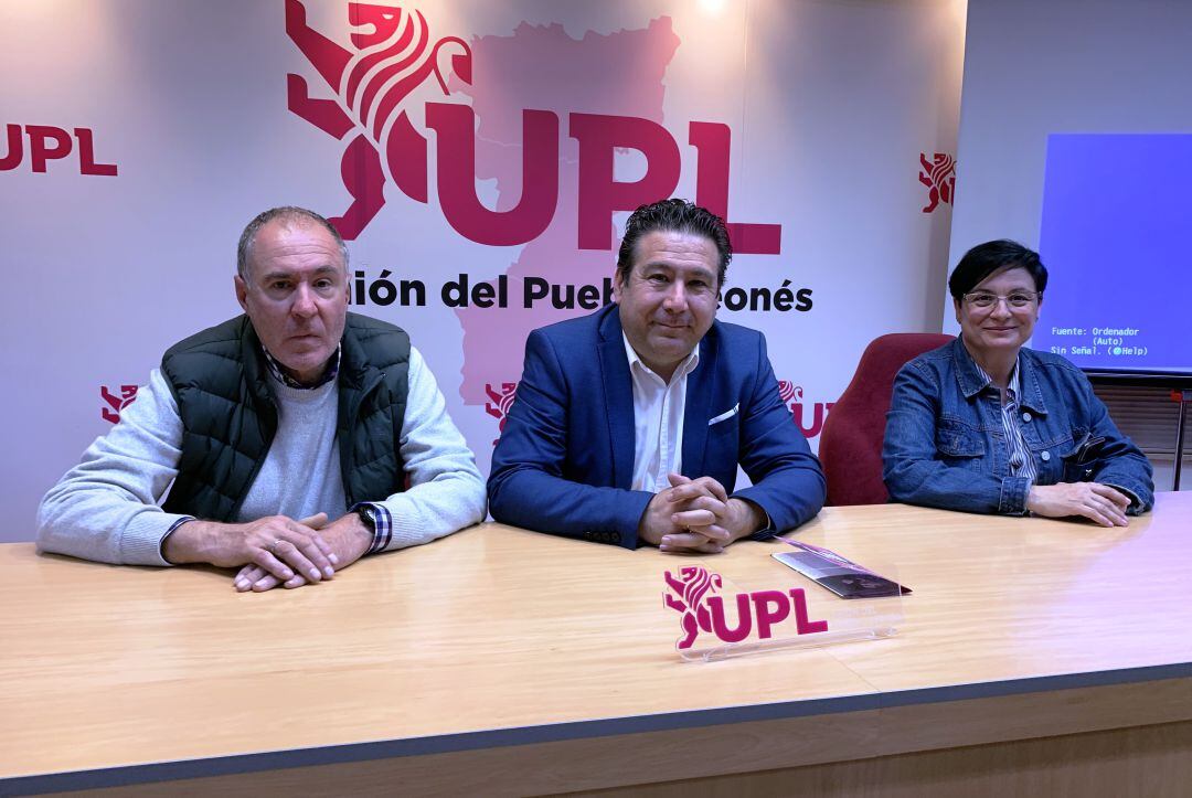 El Secretario General de la UPL, Luis Mariano Santos (c.), acompañado de los dos concejales obtenidos: Eduardo Sendino (i.) y Maite Fernández (d.)