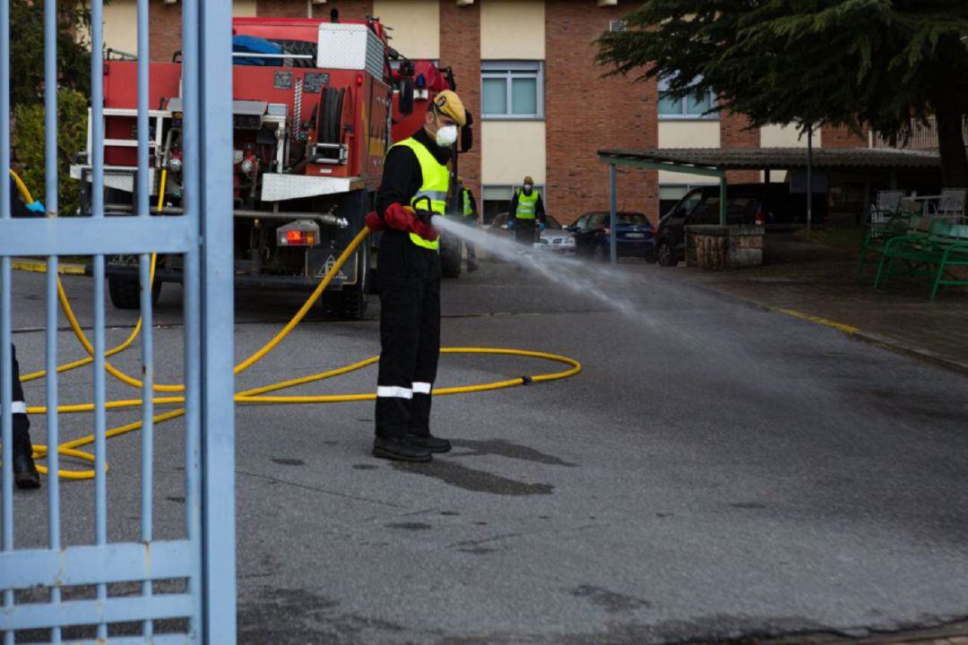 La UME desinfectando una de las residencias durante el estado de alarma