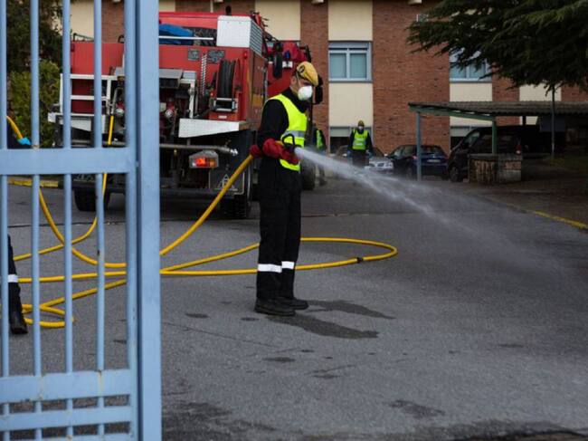 La UME desinfectando una de las residencias durante el estado de alarma