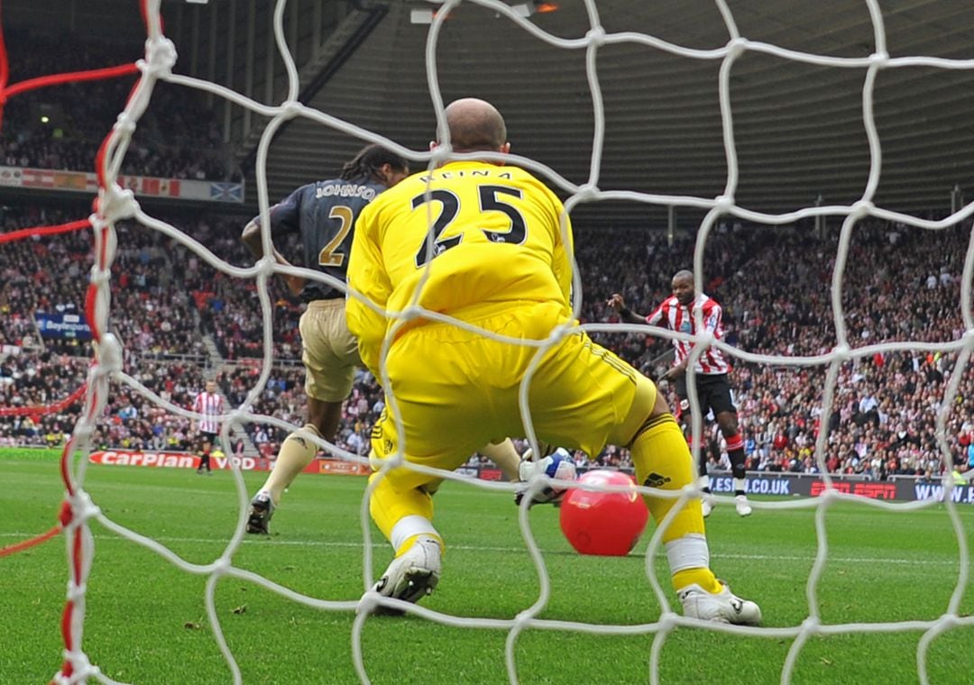 El chut de Darren Bent tocó en el balón de playa y se coló en la portería de Pepe Reina