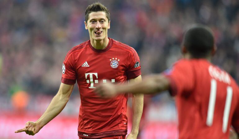 MUN852 - MUNICH (ALEMANIA), 29/9/2015.- Robert Lewandowski (i) del Bayern Munich celebra su anotación ante el Dinamo Zagreb hoy, martes 29 de septiembre de 2015, durante su partido de la Liga de Campeones de la UEFA en el estadio Allianz Arena en Munich (