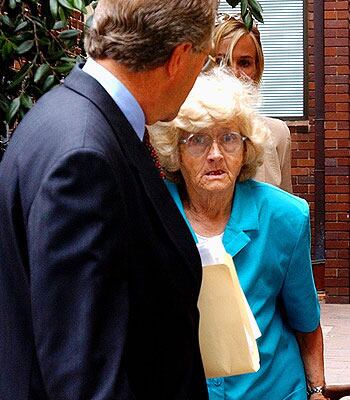 Luba Relic, esta anciana de 84 años, no podrá ponerse a un volante hasta el año 3.000. Tendrá difícil causar más accidentes...