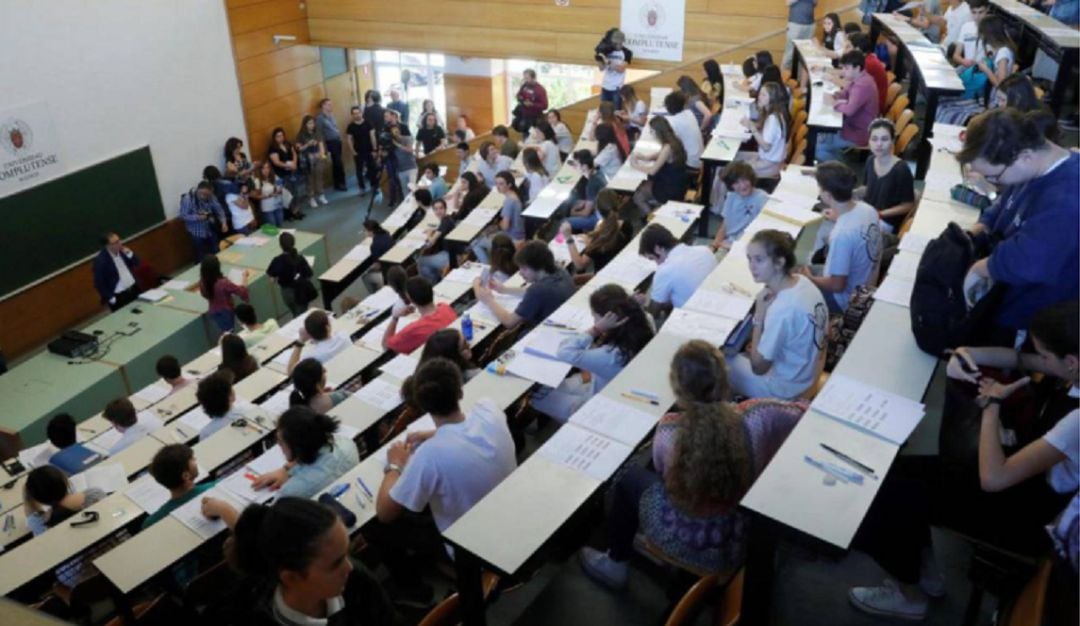 Estudiantes realizando las pruebas de Selectividad