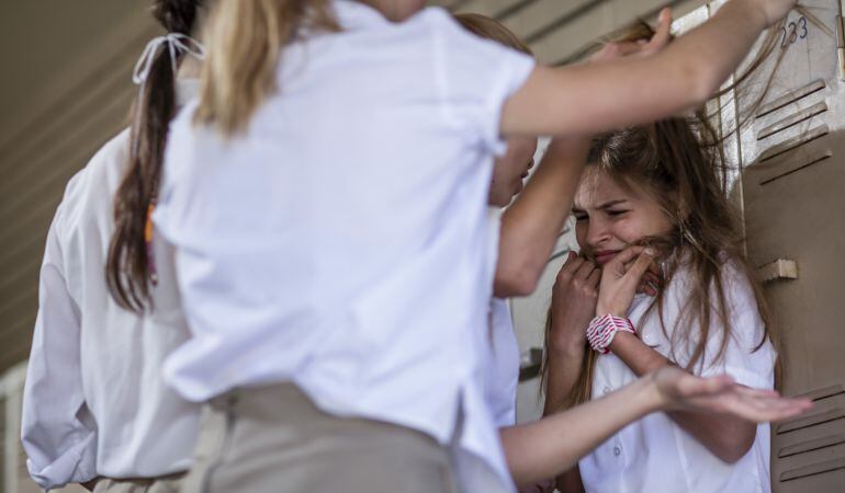 Una adolescente es acosada por otras compañeras dentro de las aulas.