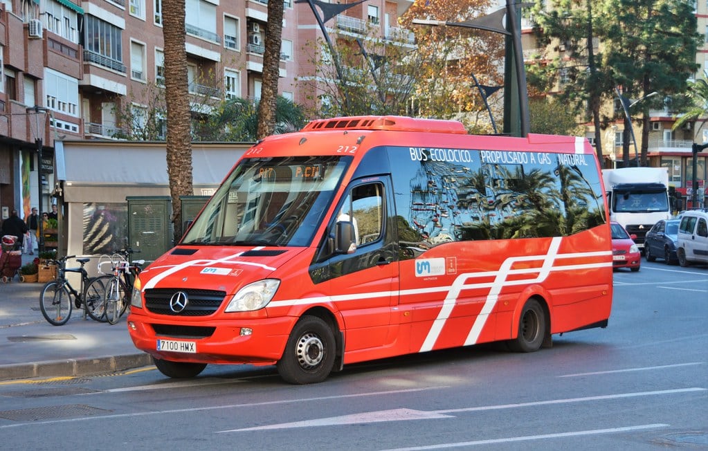 Autobús urbano de Murcia, conocido como &#039;Los Coloraos&#039; durante una ruta / Vía USO