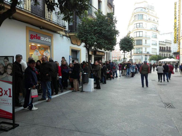 Colas en la calle Larga junto a la óptica Gelovisión