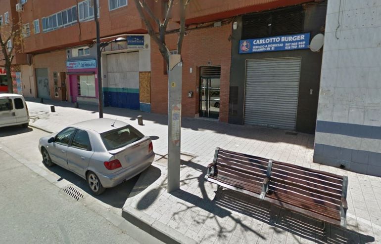 Parada de autobús que se va a suprimir en la calle Benavente, 6