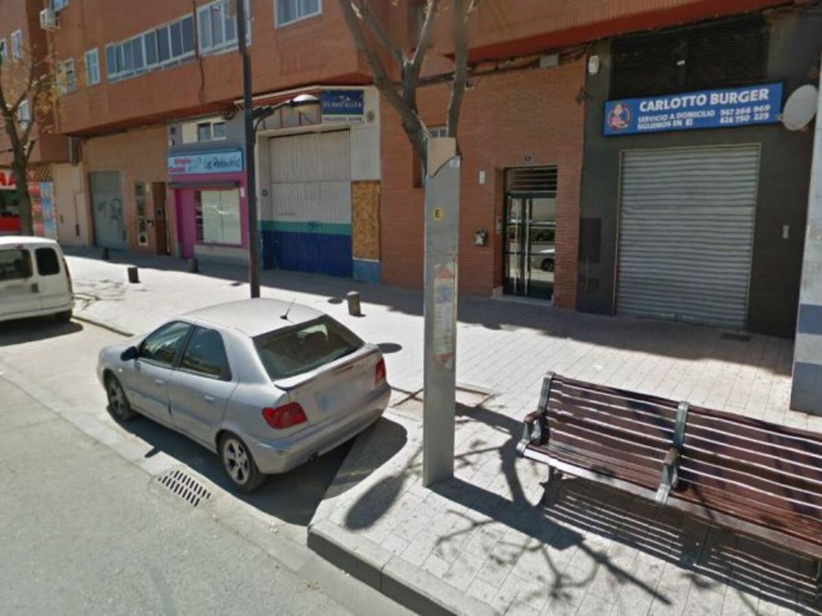 Cambios en la parada de autobús de la calle Benavente, 6 en la Feria
