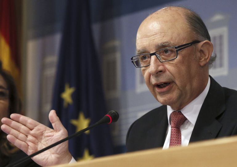 El ministro de Hacienda y Administraciones Públicas, Cristóbal Montoro, ha comparecido en rueda de prensa para explicar los datos de déficit público en España, que en 2015 se situó en torno a los 50.000 millones de euros (5,1 % del PIB), más de 8.000 mill