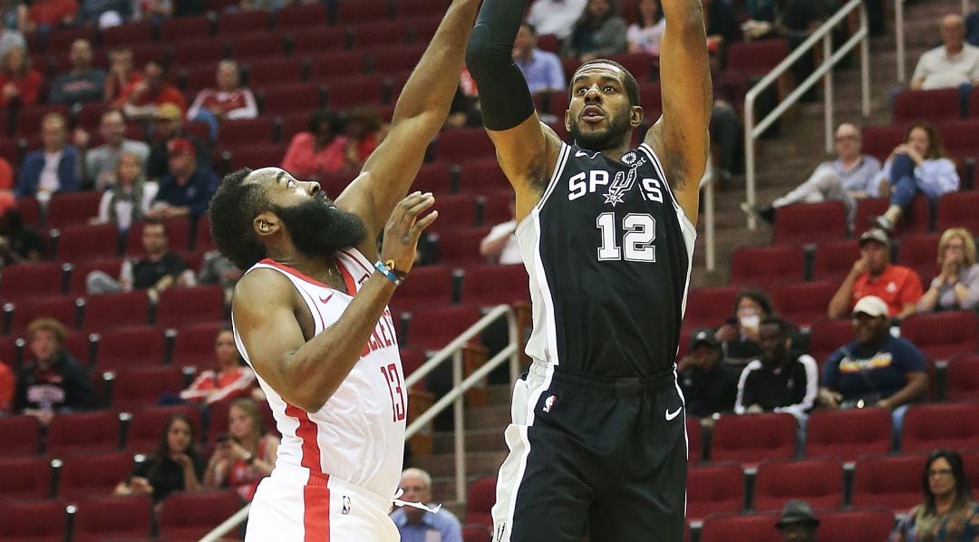 Harden y Aldridge, durante el partido. 