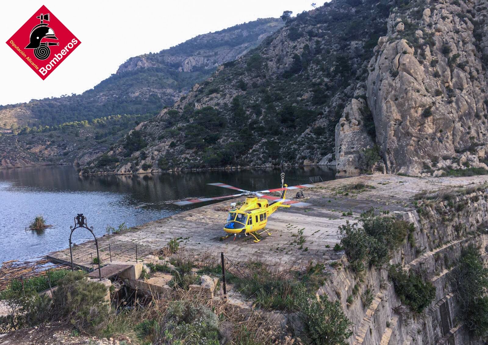 El helicóptero del Consorcio Provincial de Bomberos durante el rescate de un varón de 71 años en el área del pantano de Tibi.