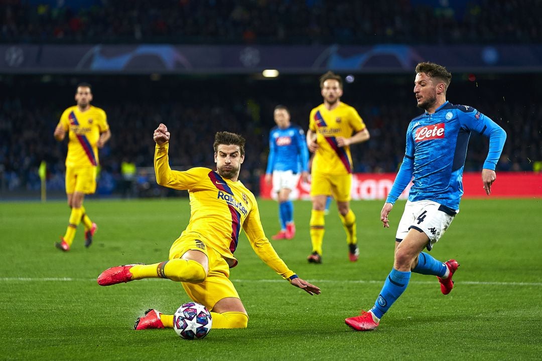 Gerard Piqué en una jugada con Lorenzo Insigne