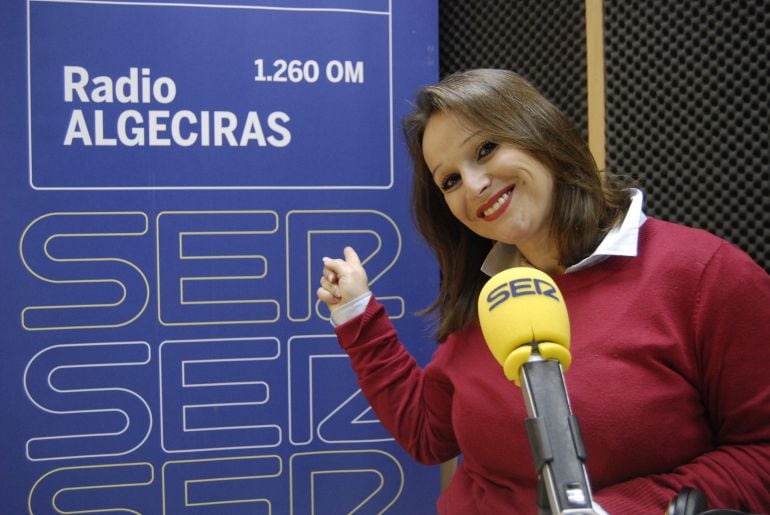 Yolanda Figueroa en los estudios de Radio Algeciras.