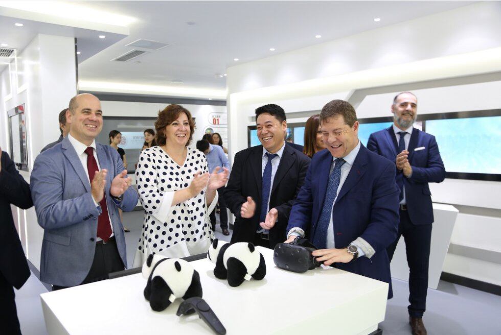 Imagen de archivo del presidente de Castilla-La Mancha durante su visita a la feria comercial multisectorial ExpoSIMEC de Chengdu en 2022