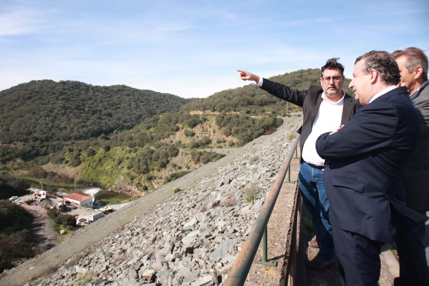 Javier Fernández y Jose María Villalobos desde las obras del túnel del Huesna donde se observa la caída natural del agua