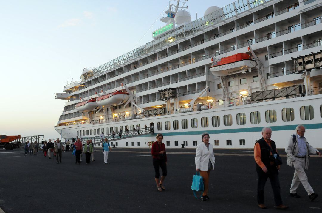 El &#039;MS Artania&#039; en el Puerto de Huelva