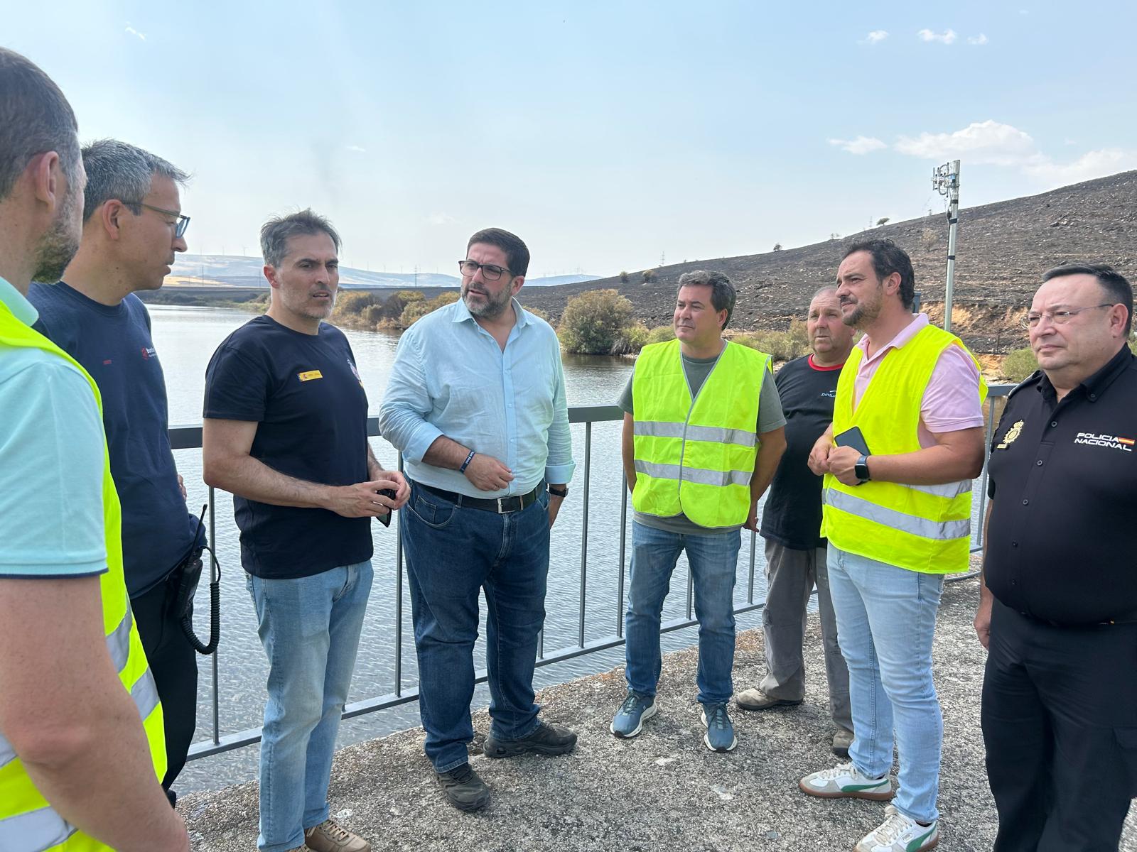 Las autoridades abulenses visitando el pantano de Serones con las orillas quemadas por el fuego