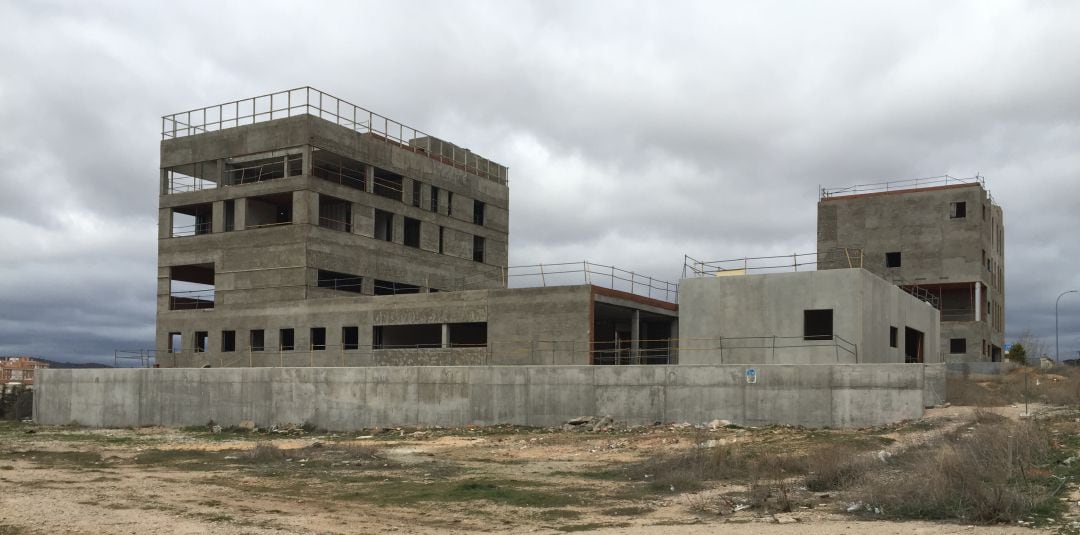 Los edificios inacabados de sindicatos en la Ronda de San José, que serán la futura comisaría de Cuenca