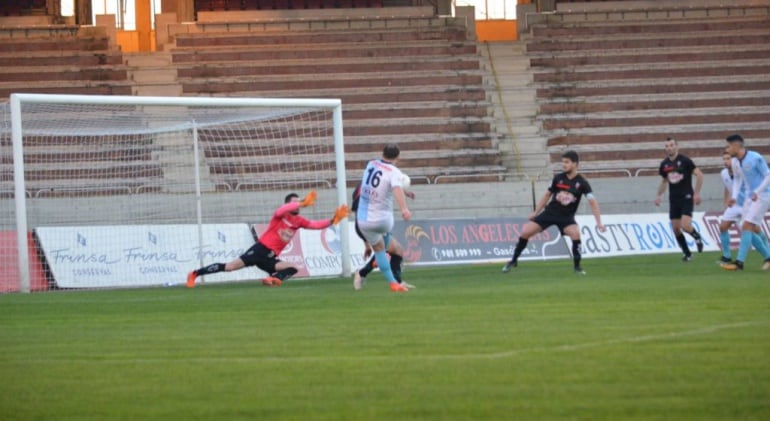 Diego Rey dispara sobre la portería del Villalbés para hacer el tercer gol del Compos