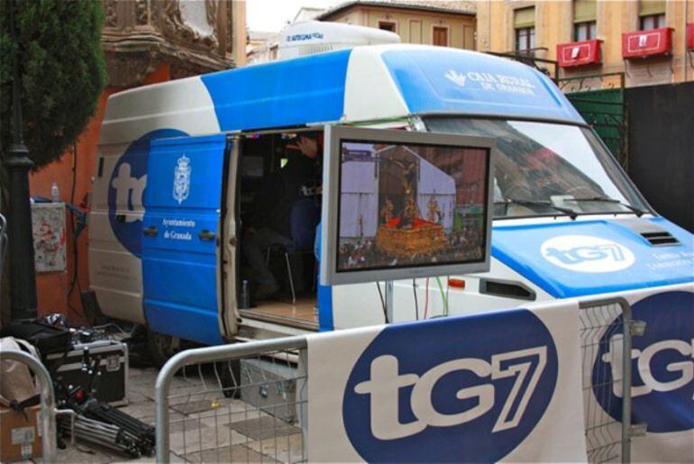 Unidad móvil de la televisión municipal de Granada TG7 durante una retransmisión