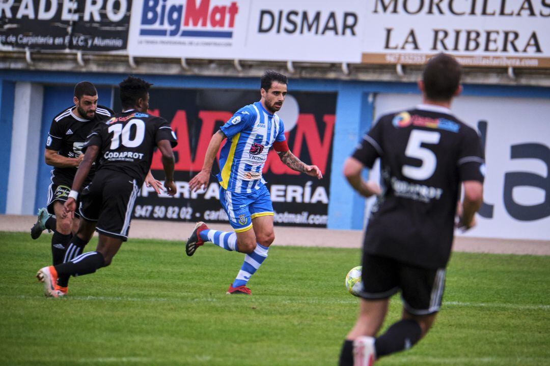 Zazu, uno de los capitanes del equipo, se zafa de un rival en el encuentro amistoso ante el Bupolsa de este pasado verano.