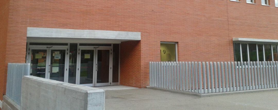 La medida afecta a 437 alumnos, 72 docentes y 6 trabajadores del centr