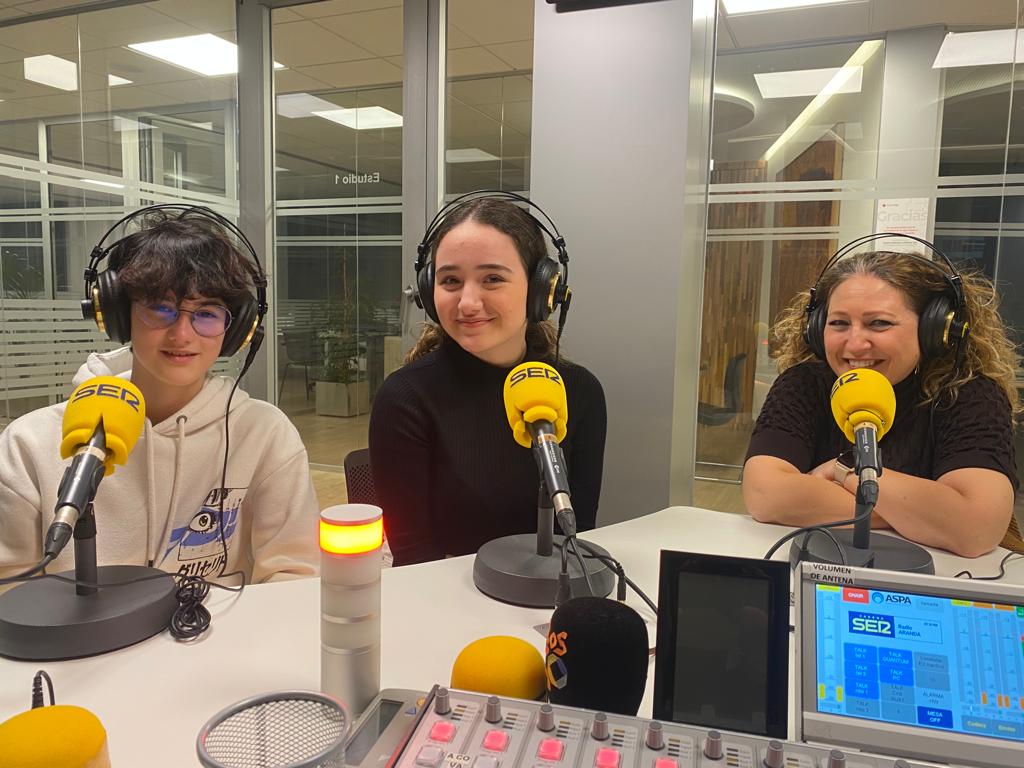 Las dos alumnas arandinas, con una de las madres