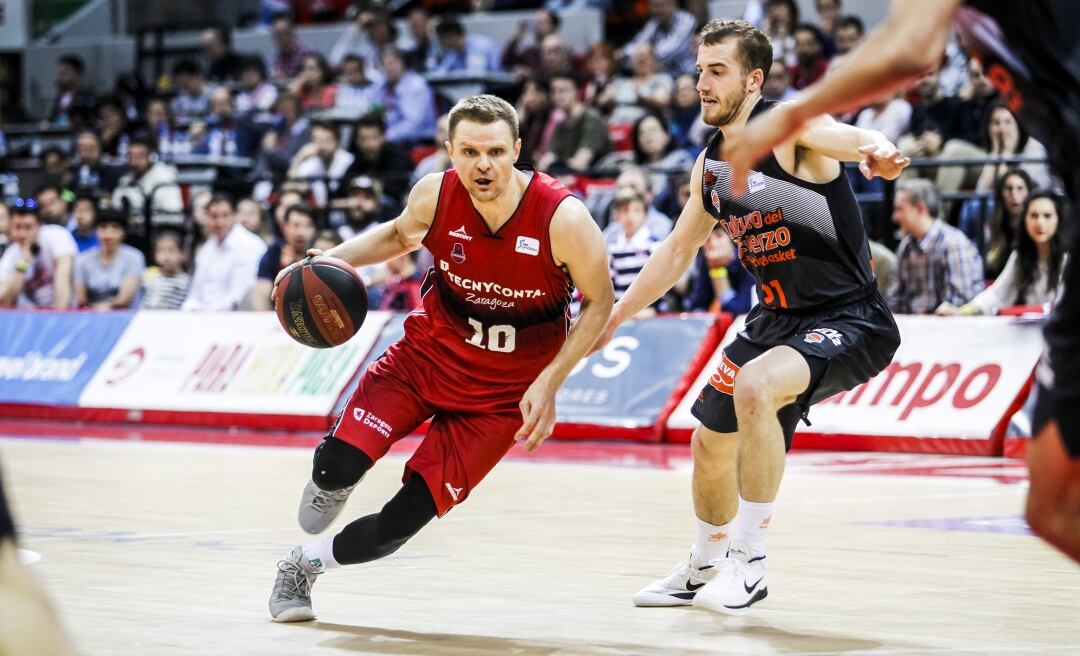 Seibutis intenta penetrar a canasta