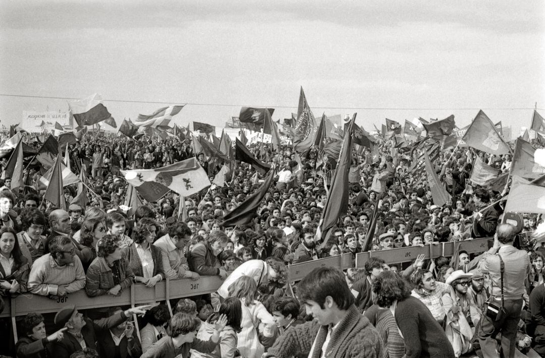 Miles de personas acudieron a la campa de Villalar el 23 de abril de 1978 en la edición más numerosa de la historia 	 
 