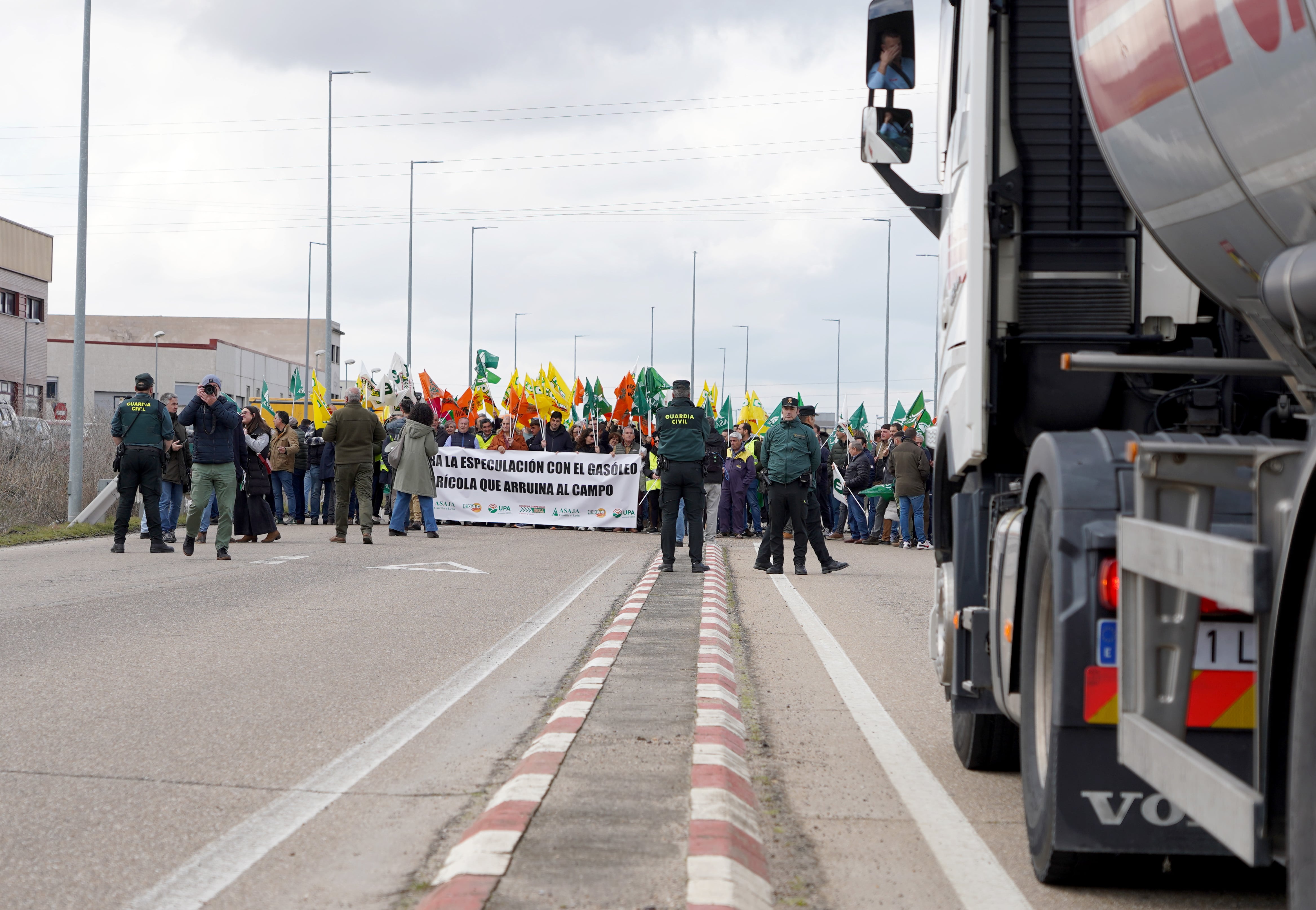 Las organizaciones agrarias Asaja, UCCL y la Aalianza UPA-COAG bloquean el centro logístico de hidrocarburos Exolum (CLH) de Santovenia de Pisuerga, en Valladolid, en protesta por la “paralización del suministro de carburante agrícola y la amenaza de subidas especulativas de precios en un momento crítico para la actividad agraria de Castilla y León”.