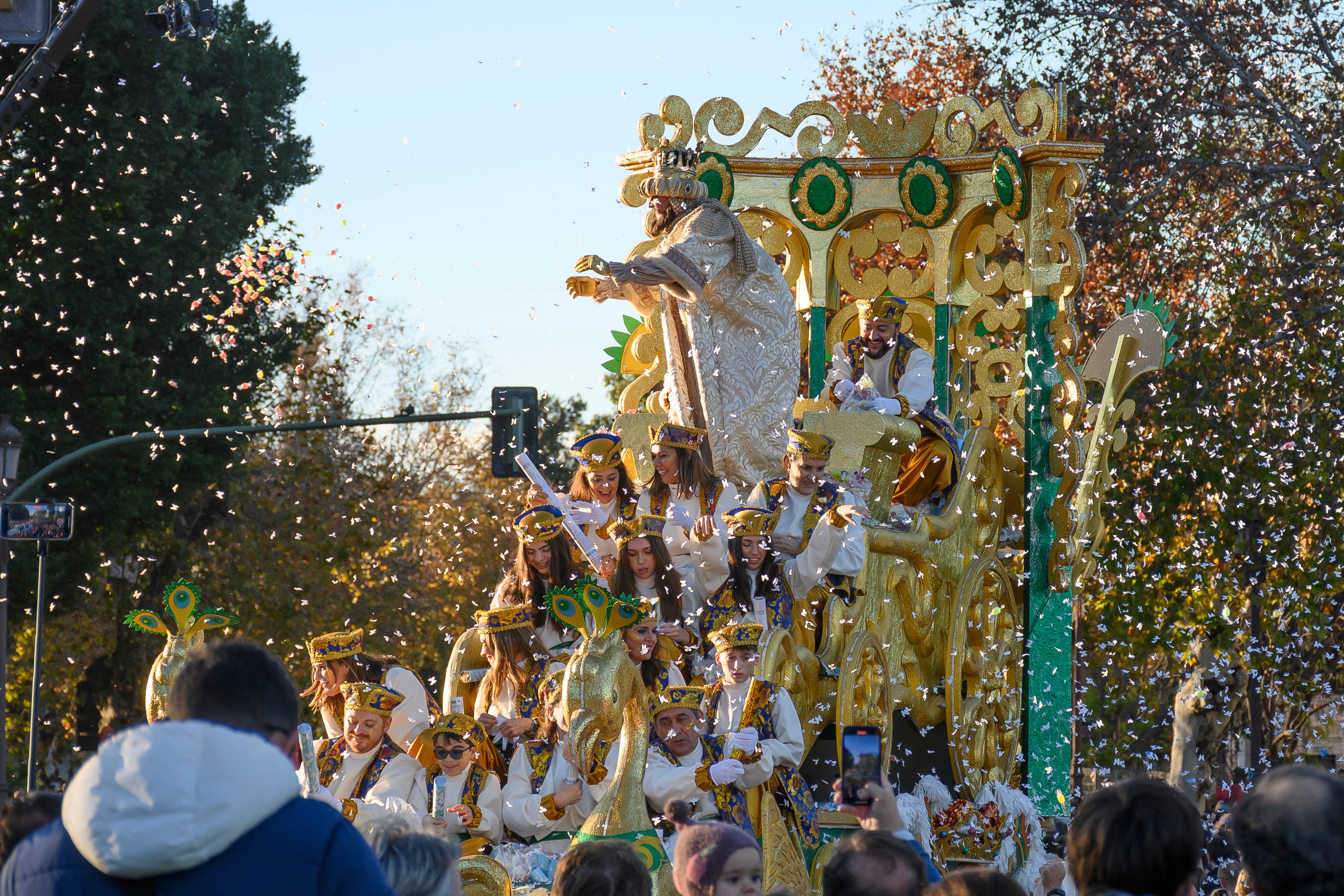 La cabalgata de los Reyes Magos recorre las calles de Sevilla.
