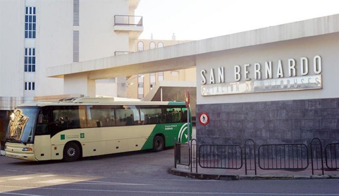 Un autobús en la estación de San Bernardo.