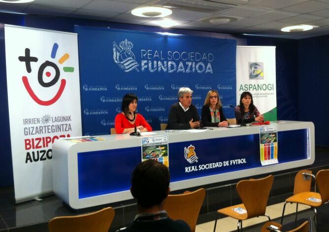 Andoni Iraola, director de la Fundación Real Sociedad, junto a representantes de las asociaciones que forman parte del evento.