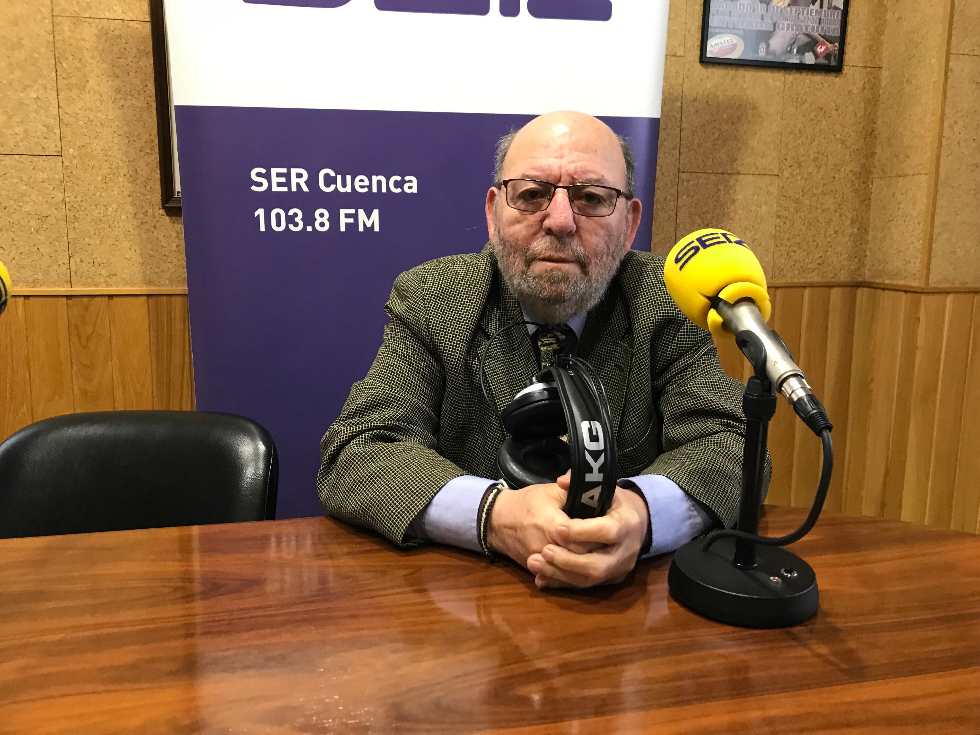 El periodista José Luis Pinós en el estudio de SER Cuenca.