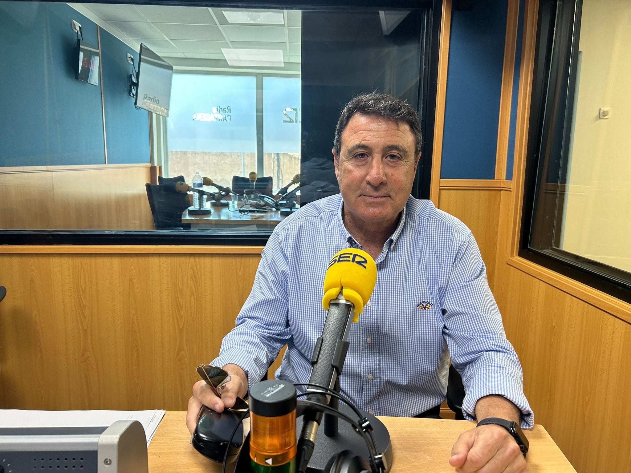 Isidoro García en los estudios de Radio Cartagena en una imagen de archivo