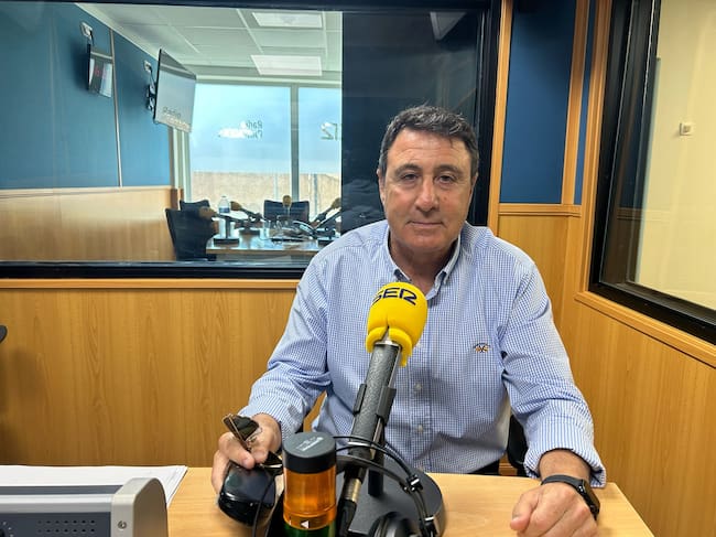 Isidoro García en los estudios de Radio Cartagena en una imagen de archivo