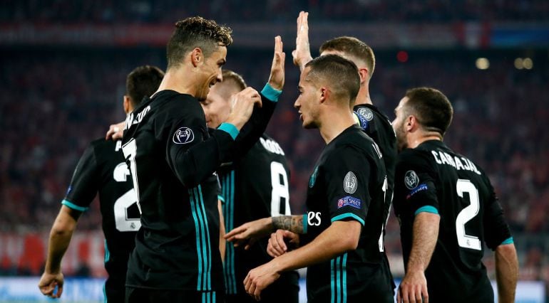 Cristiano celebra uno de los goles en el Allianz Arena con Lucas Vázquez