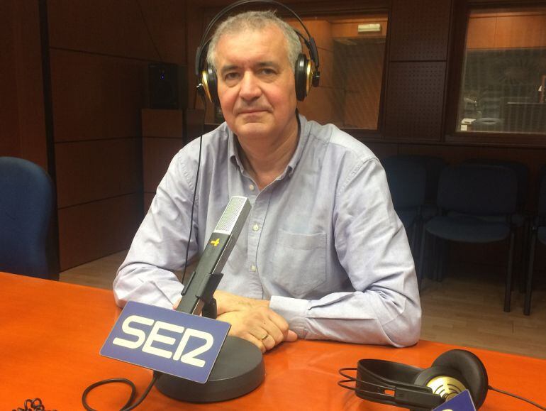 El psiquiatra Javier García Campayo, en los estudios de Radio Zaragoza