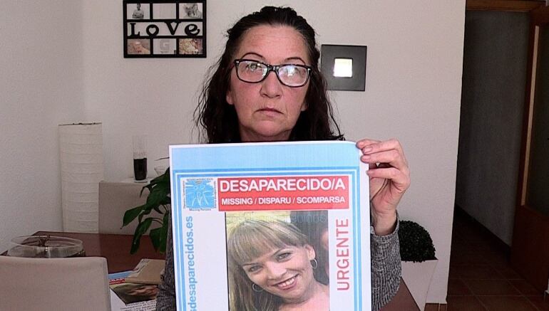 Marian Amparo Vela, madre de Rosana, con un cartel de su hija em la mano. Familiares y amigos de Rosana Castella Vela, la valenciana de 41 años que fue vista por última vez el pasado lunes, se concentrarán esta tarde ante la Plaza de Toros de València par