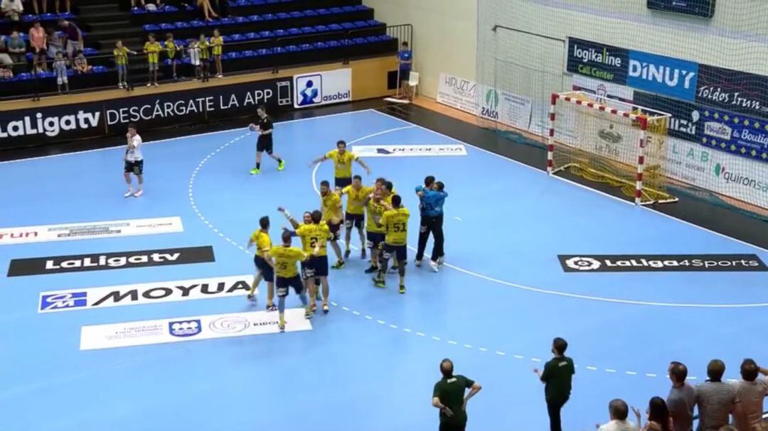 Los jugadores de Bidasoa celebran el triunfo contra Ademar sobre la cancha de Artaleku